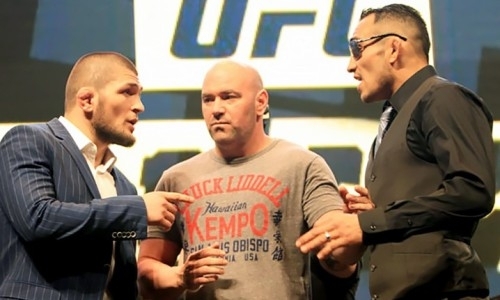 «Бросай курить!». Нурмагомедов жестко потроллил Фергюсона после своей победы на «нефартовой» арене Головкина