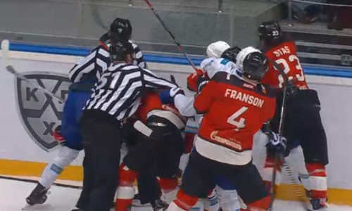 Хоккеисты «Барыса» и «Авангарда» устроили драку в матче плей-офф КХЛ