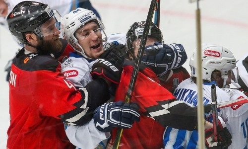 «Пьют восстановители?..». Эксперт детально разобрал грязную игру «Барыса» в третьем матче с «Авангардом»