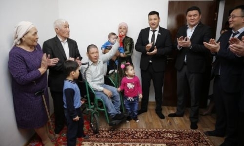 В Атырауской области параспортсмену подарили квартиру