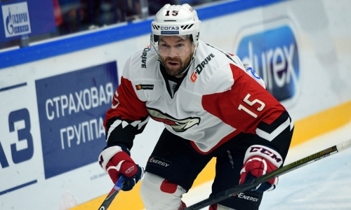 «„Барыс“ играет внимательнее». Нападающий «Авангарда» о первом периоде четвертого матча плей-офф КХЛ