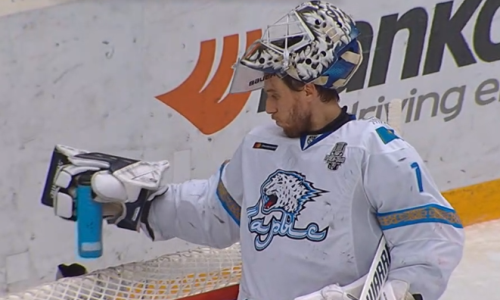 Видео сумасшедшей шайбы со своей половины площадки в ворота «Барыса» в матче плей-офф КХЛ