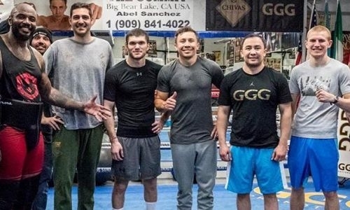 Головкин сфотографировался с товарищами по залу в Биг Бэар