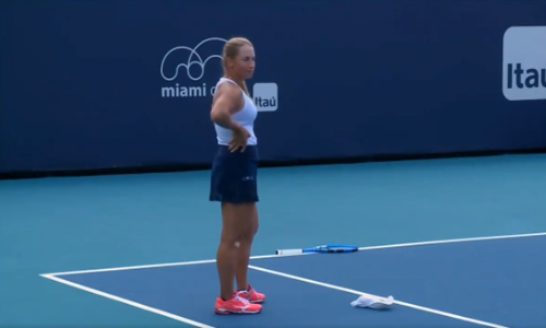 Путинцева устроила очередную истерику: бросила ракетку, кепку и накричала на арбитра