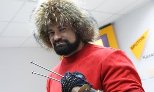 «Казахстанский Халк» установил новый рекорд по разрыванию календарей