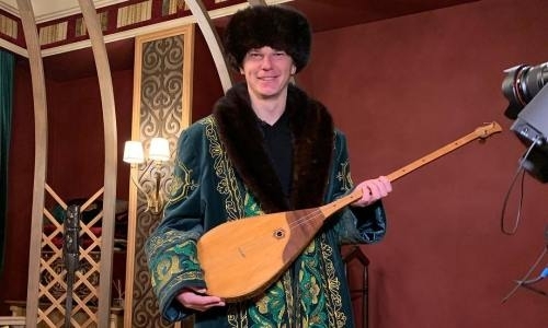 Аршавин приехал в Казахстан, примерил национальную одежду и попробовал готовить