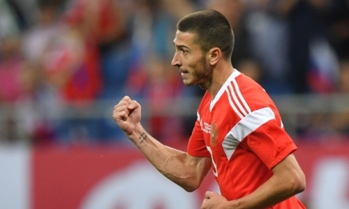 Стала известна причина замены полузащитника сборной России в матче с Казахстаном