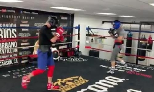 Небитый казахстанский нокаутер показал видео спарринга с экс-чемпионом мира