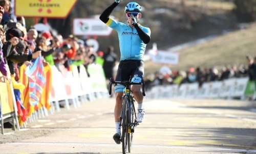 «Было рискованно, но я решился на рывок». Гонщик «Астаны» — о победе на королевском этапе «Вуэльты Каталонии»