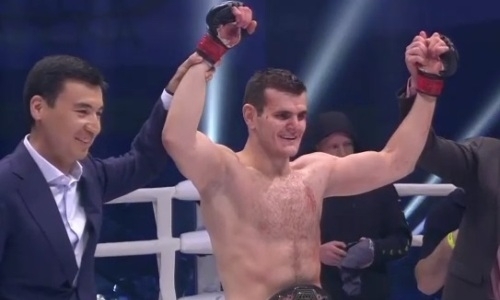 Титульный бой двух непобежденных бойцов в Алматы завершился нокаутом