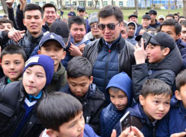 Аким Шымкента произвел фурор, придя на матч КПЛ, как обычный зритель