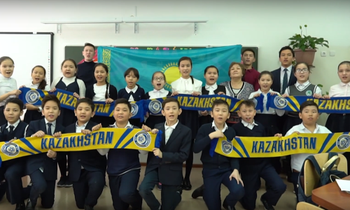 Учащиеся школы-гимназии № 77 в Астане поддержали сборную Казахстана