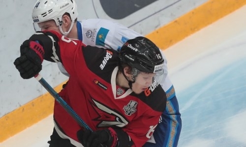 Сердце от Бузовой, жёсткая драка и дым на льду. Яркие фото третьего матча плей-офф «Авангард» — «Барыс»