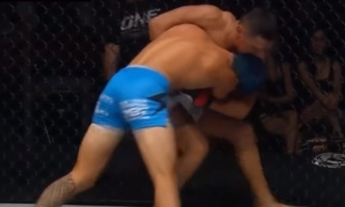 Видео полного боя, или Как казахстанец со сломанной рукой победил в ONE Championship