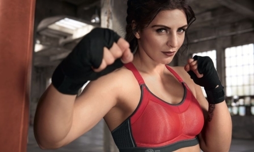 «Я выше и физически сильнее». Леди Молот из Казахстана готовится к бою века