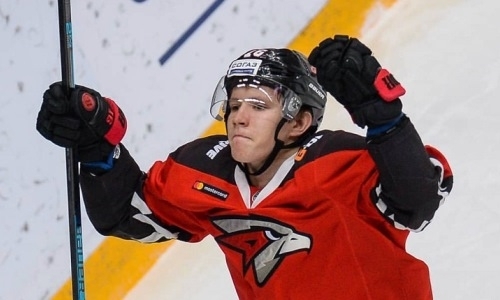 «Вы знаете, где у меня больное место? Даже я не знаю». Форвард «Авангарда» поспорил с журналистом после травмы в матче с «Барысом»