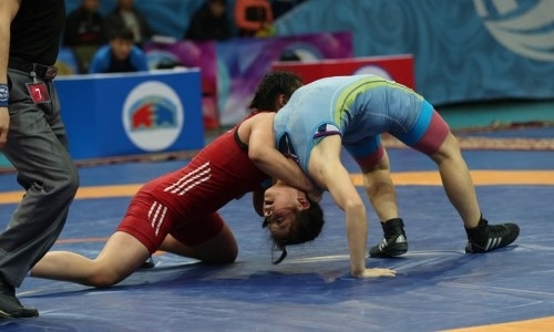 Даже рассеченная губа не заставила участницу чемпионата Казахстана отказаться от поединка