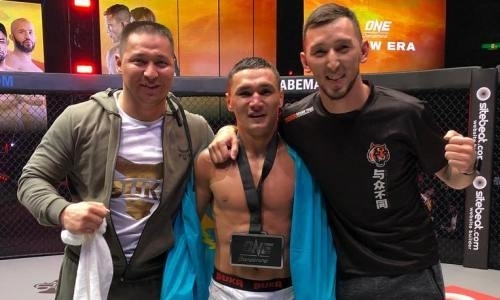 «Дрался бы и с оторванной рукой». Серьезные проблемы не помешали казахстанцу выиграть в четвертьфинале ONE Championship