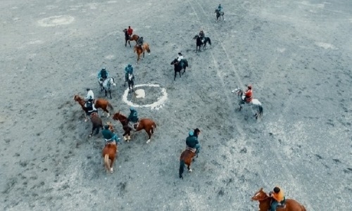 В Атырау организовали кокпар в память о погибшем при спасении девушки полицейском