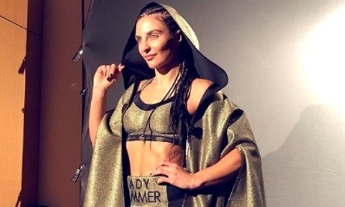 Кристина Хаммер показала новую форму с флагом Казахстана перед боем за звание абсолютной чемпионки мира