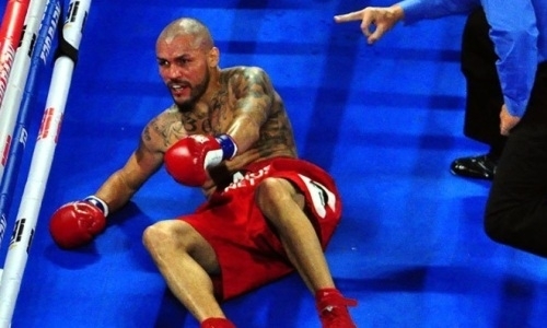 Американца с 40 победами «накормили» ударами и нокаутировали в вечере бокса с Алимханулы