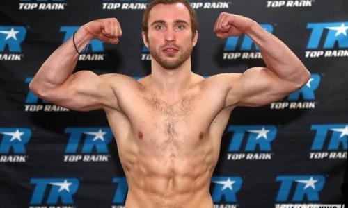 Небитый россиянин с двумя рассечениями выиграл титульный бой в вечере бокса с Алимханулы