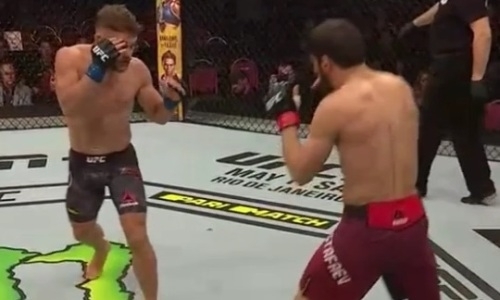 Видео полного боя UFC с нокаутом уроженца Казахстана «вертушкой» за 85 секунд