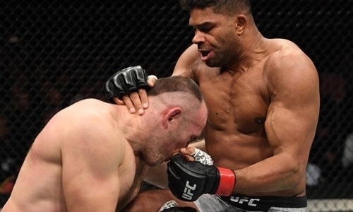 «Вынес коленом». Видео мощного нокаута в главном бою Оверим — Олейник турнира UFC с участием уроженца Казахстана