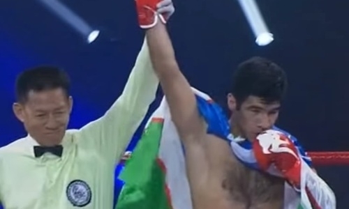 Узбекский боксер после победы над казахстанцем за минуту нокаутировал соперника