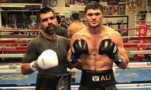 Казахстанский боксер помог победить нокаутом экс-сопернику «Канело»