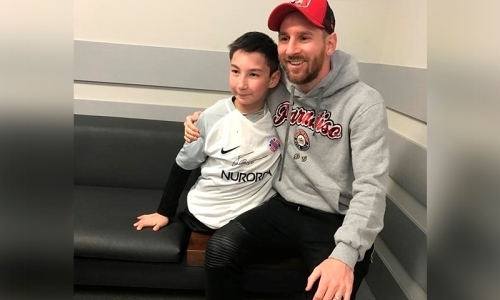 «Мама, не буди меня, пожалуйста». Казахстанский «Ник Вуйчич» встретился с Месси