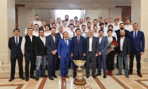 Аким Карагандинской области наградил хоккеистов «Сарыарки» после возвращения с Кубком Петрова