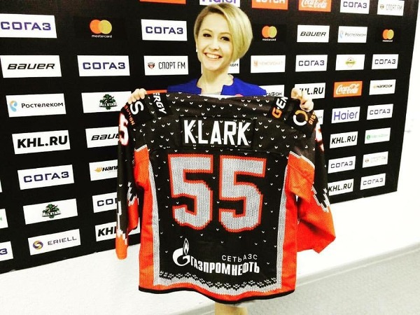 «Как бы соперник тебя ни провоцировал, — игра должна быть достойной». Женский взгляд на «Барыс» из России