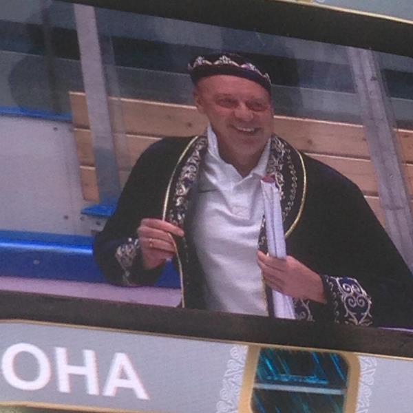 Наставнику «Барыса» подарили чапан и он сделал откровенное заявление