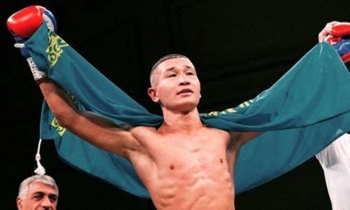 Непобежденный казахстанский боксер с трудом побил россиянина в Англии