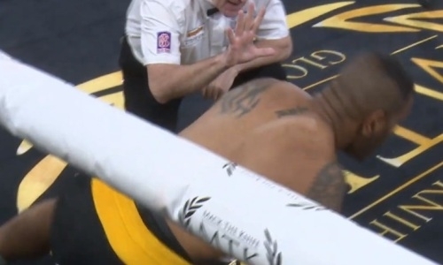 «Бомбардировщика» убойным ударом в первом раунде отправили отдыхать. Видео нокаута в вечере бокса Ажбенова