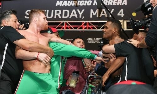 «Канело» обматерил Джейкобса после потасовки на дуэли взглядов перед боем в весе Головкина