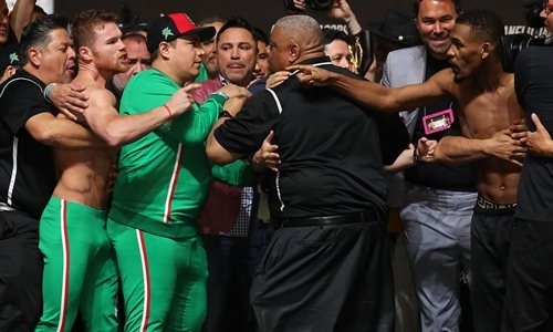 «Альварес видит все удары». Демьяненко назвал единственный шанс Джейкобса в бою с «Канело»