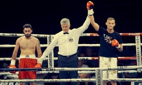 Небитый проспект за 13 секунд левым хуком оформил первый нокаут в карьере. Видео эпичного момента в весе Головкина