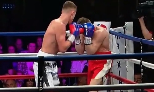 Непобежденный британец зверски избил «Бомбардировщика». Видео нокаута из веса Головкина