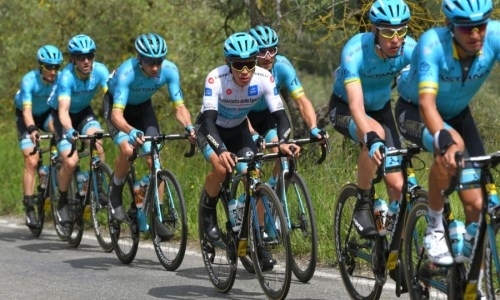 «Еще один день в белой майке». Лидер «Астаны» подвел итоги второго этапа «Джиро д’Италия»