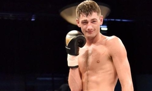 Британец отпраздновал рождение сына тремя нокдаунами и выкинутым полотенцем. Видео титульного боя в весе Головкина