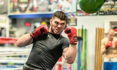 Казахстанский нокаутер оценил тренировки с Головкиным и показал совместное фото