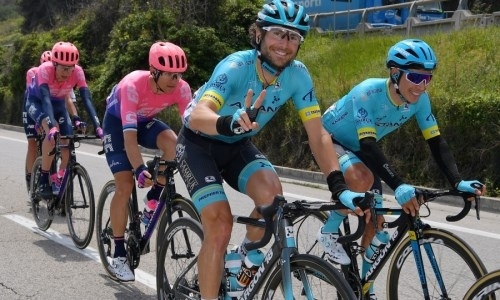 «Нам повезло». В «Астане» рассказали об опасном моменте на «Джиро д’Италия»