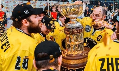 Защитник «Барыса» и сборной Казахстана привез в Усть-Каменогорск Кубок Петрова