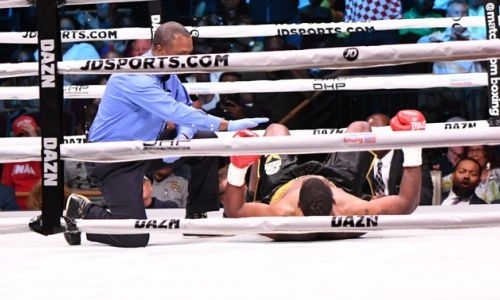 Видео тяжелого нокаута за минуту, или как бывший супертяж «Astana Arlans» защитил титул WBC
