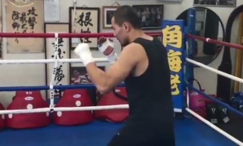 Казахстанский нокаутер показал бой с тенью на тренировке в Японии