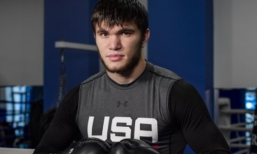 Казахстанский нокаутер показался журналистам перед боем в андекарде Головкина. Видео открытой тренировки