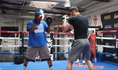 Видео с открытой тренировки казахстанского нокаутера с наставником Головкина