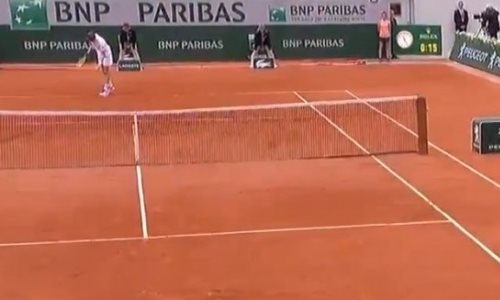 Казахстанский теннисист удивил одного из фаворитов «Ролан Гаррос» подачей снизу